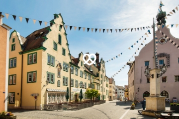 Stadtplatz mit historischen Bürgerhäusern im niederbayerischen Abensberg.