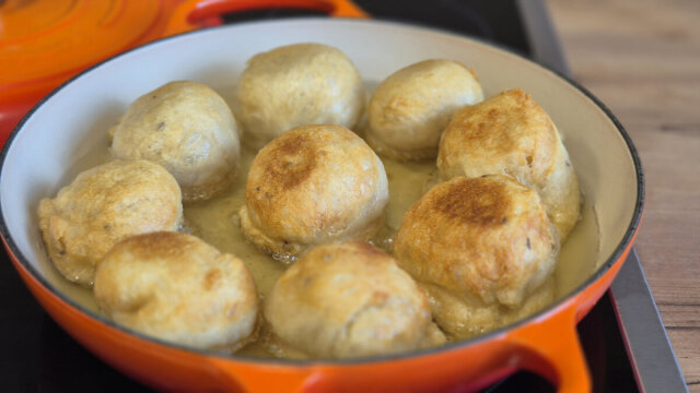 Mehrere Hauberlinge backen in heißem Schmalz in der Pfanne aus.